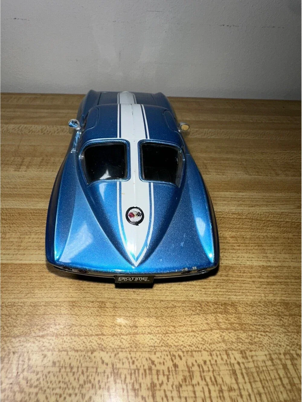 Jada Toys Blue Vintage Retro Model Car with Metallic Finish